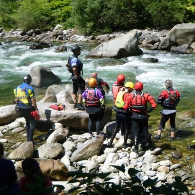 Un istruttore spiega al gruppo le caratteristiche di una rapida